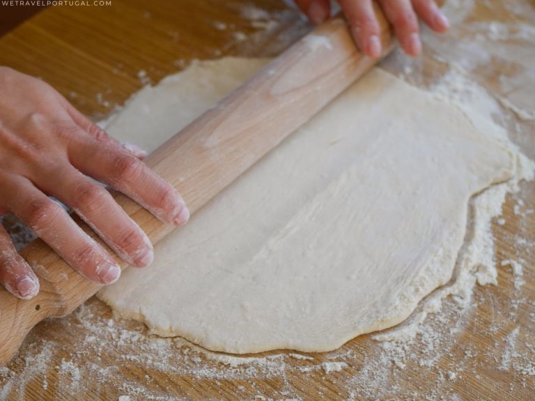pasteis-de-nata-step3 rolling the puff pastry